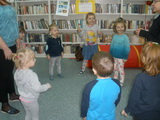 Dzieci z przedszkola "Kajtek" obchodziły "Światowy Dzień Kota" z teatrzykiem Kamishibai w Filii Bibliotecznej w Leszczydole Starym, 