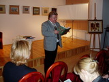 Pan Waldemar Smaszcz z książką „Bóg czyta wiersze”, nad którą współpracował z ks. Janem Twardowskim, 