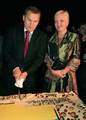 Oleksandr i Natalia Motyk osobiście dzielili jubileuszowy tort., 