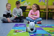 Lekcja biblioteczna z wykorzystaniem robota edukacyjnego Photon w Szkole Podstawowej w Leszczydole Starym, 