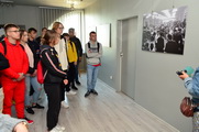 Wizyta uczniów na wystawie "Stocznia '80" i spotkanie online z Mirosławem Stępniakiem - autorem zdjęć, 