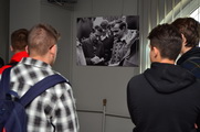 Wizyta uczniów na wystawie "Stocznia '80" i spotkanie online z Mirosławem Stępniakiem - autorem zdjęć, 